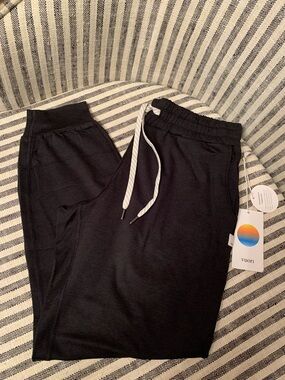 NWT Vuori Women’s Performance Jogger 25” Inseam VW303 $110 Heather Black XS